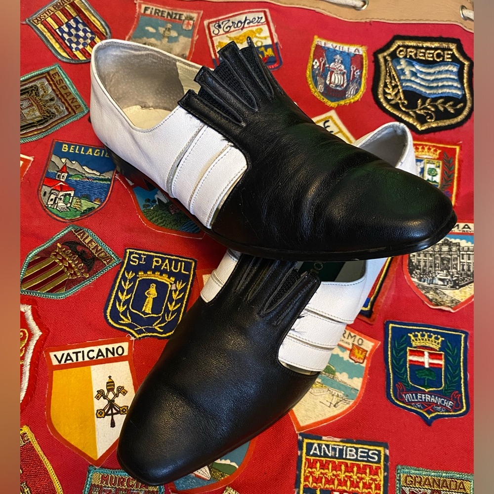 VINTAGE BLACK AND WHITE LOAFERS